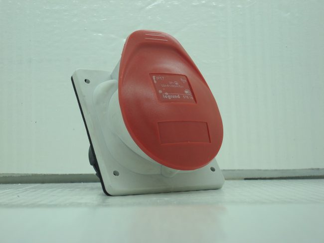 Enchufe Empotrable LEGRAND 32A Rojo - IP44, 380/415V~, 3P+N+T, Para Instalaciones Industriales